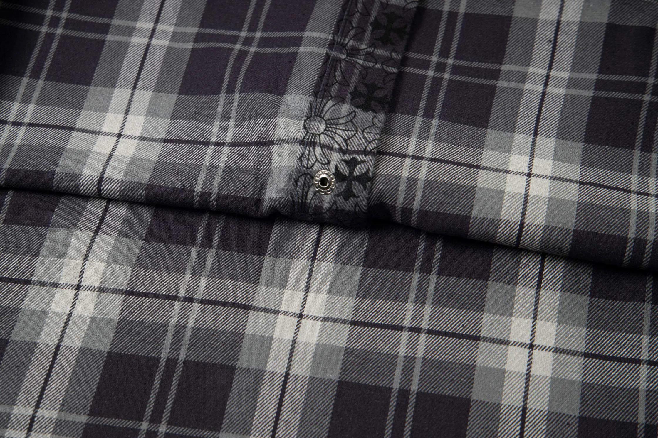 🅿️260 New: Style number: B130 Chrome Hearts classic cashew flower cross all-over printed jacquard long-sleeved casual shirt 1️⃣Customized original jacquard fabric, high-quality pure cotton jacquard plaid fabric, soft and comfortable to the touch, a very high-quality fabric! 2️⃣The details of the workmanship are perfectly controlled. The lining is made of vest hemming, and the cuffs are made of double cross leather labels. It is different from the ordinary version. The collar is also designed with interlining, which shows high-end fashion and personality. The style is fashionable, simple and elegant, and it is a very versatile jacket! 4⃣️Complete accessories, all customized with original versions! Same style for men and women Color: cashew black Size: S, M, L, XL